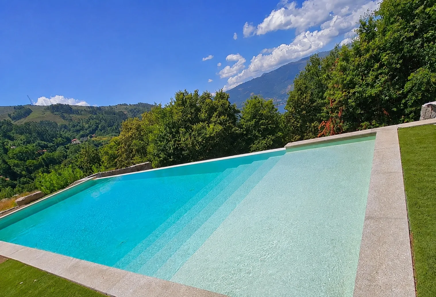 Piscine privée surplombant la vallée, les montagnes du Gerês au fond