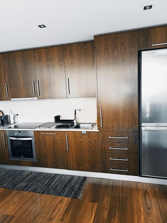 Cozinha equipada, com forno, placa e frigorífico americano