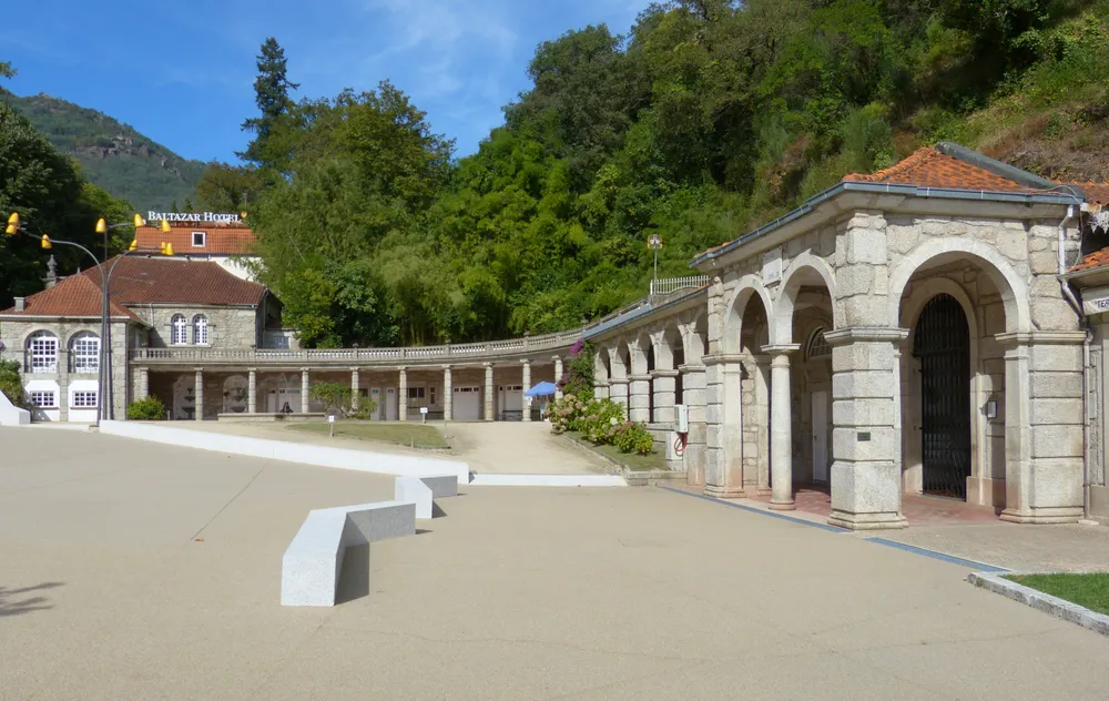 Arcadas de granito das Termas do Gerês, rodeadas de mata e montanha