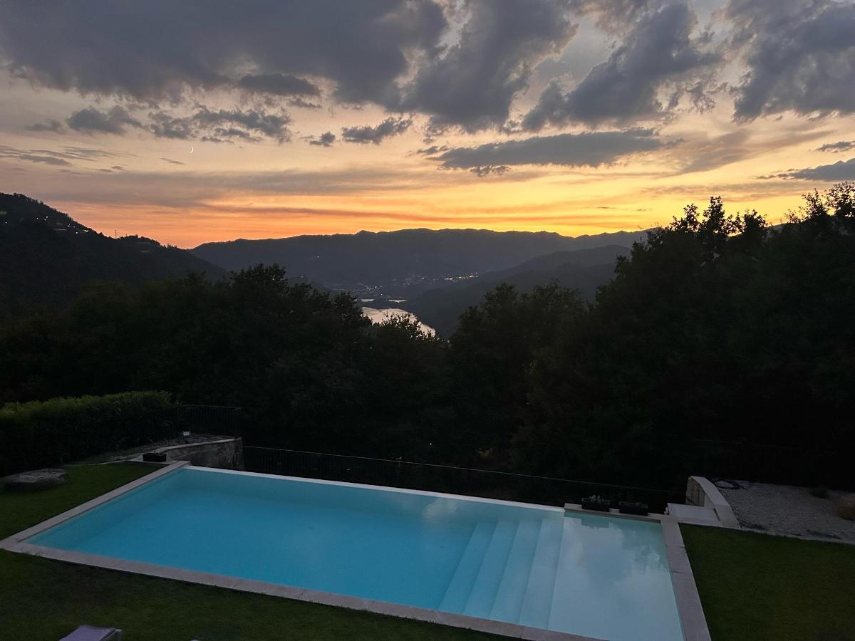 A piscina ao pôr do sol, sobre o vale e a albufeira